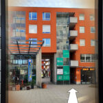 So kommst du zu mir: Hauseingang zum Atelier Voigas.